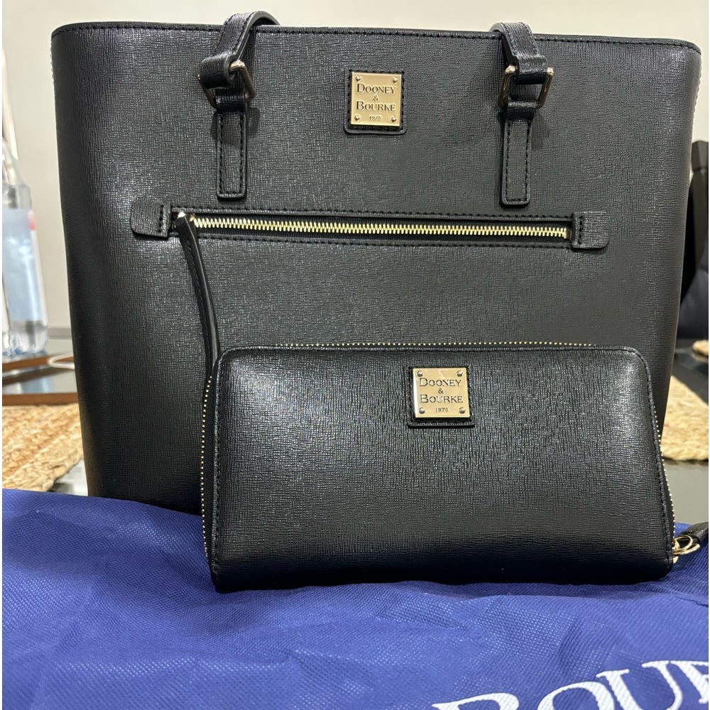 Dooney and Bourke (Authentic) Tote bag and wallet. New w/o tags. BEAUTIFUL